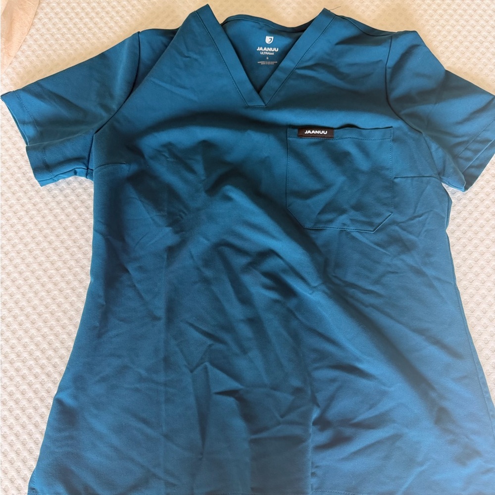 Jaanuu Rhena Essential 1-Pocket Scrub Top